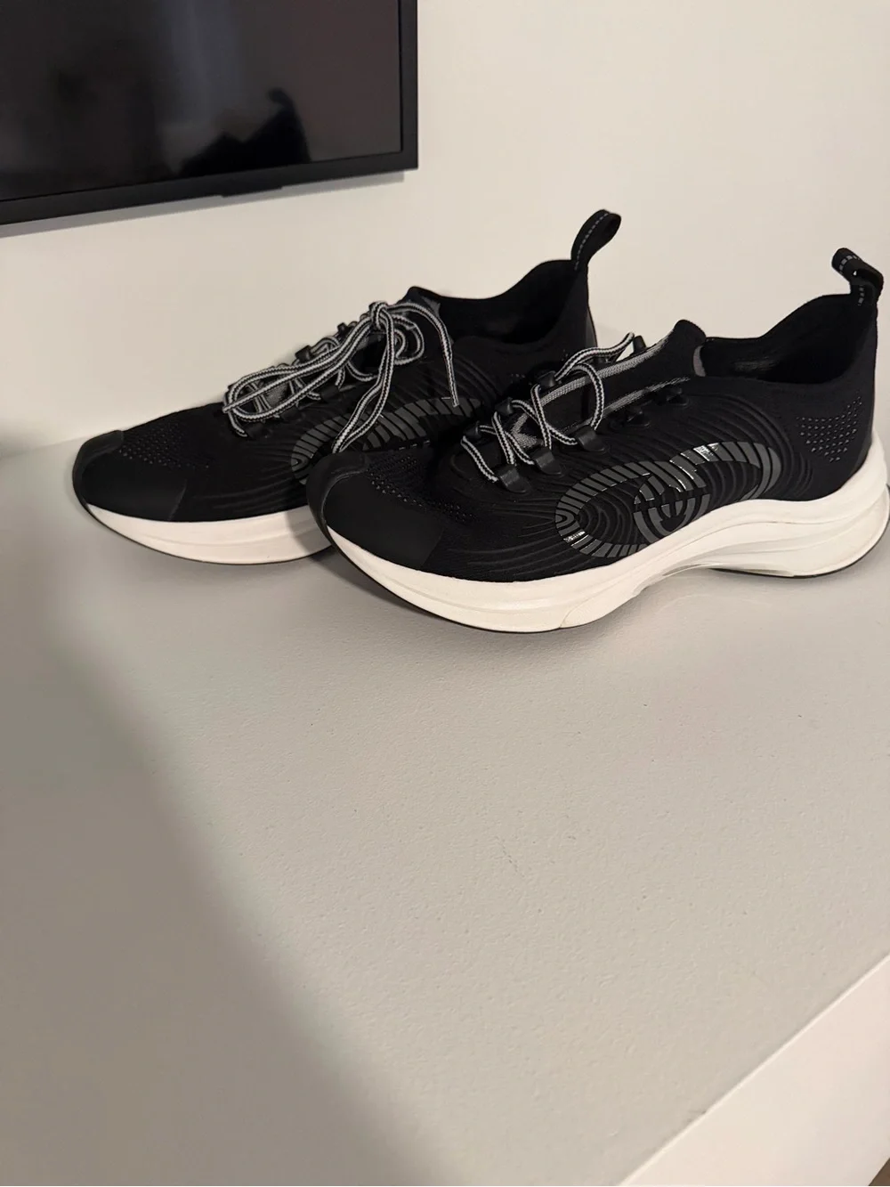 Men’s Authentic Gucci Run sneakers size 8